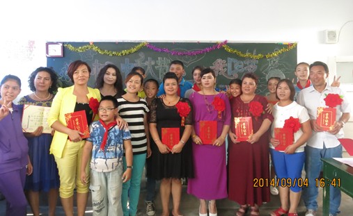 中秋将至,沙雅县第三小学在各年级组开展了月儿圆圆话中秋民族团结、家校融情活动。通过形式多样、丰富多彩的活动,让家长与孩子一起走近中秋,感受中秋佳节的思乡之情和祝福团圆的美好情感,传承中华民族的传统文化,激发学生的民族自豪感。活动中,家长参与积极性很高。 通过你请我吃月饼,我请你吃撒子融情活动,更进一步促进民族团结,在活动中培养学生团结合作精神。让家长在活动中感受学校教育,从而在家庭中督促孩子的学习,配合学校做好民族团结教育。