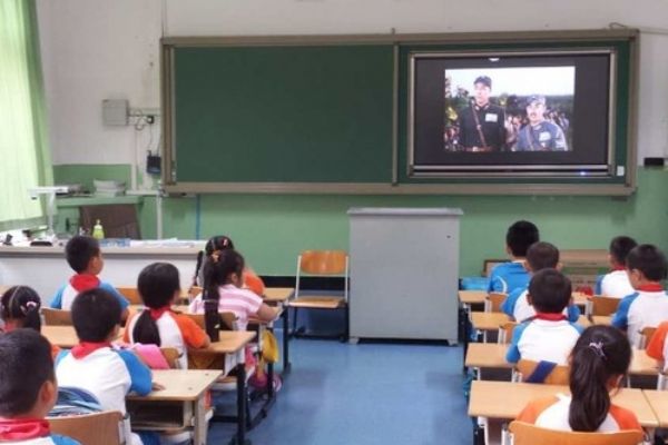 北京实验学校小学部少先队员宣誓活动_未来网