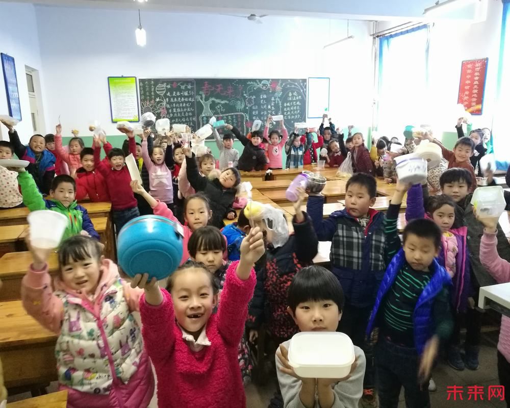 2月23日下午,鹿泉区实验小学一年级举办了美食节。 中午,孩子们在家长的监护下精心选取食材并制作了一道道美食,下午带到学校利用班会课与同学们分享。活动中,各班老师首先安排学生对各自的美食进行了简单的介绍,包括食材有什么,烹制过程等等,然后进行了美食分享大会。因为是自己动手制作的美食,所以孩子们吃得格外香甜,开心与自豪感洋溢在每个孩子的脸上!