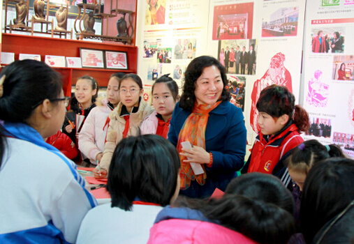 槐荫少先队员走近传统文化感受剪纸魅力