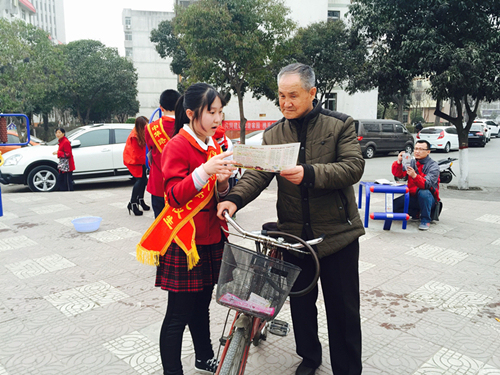 中华路小学红领巾志愿者在行动