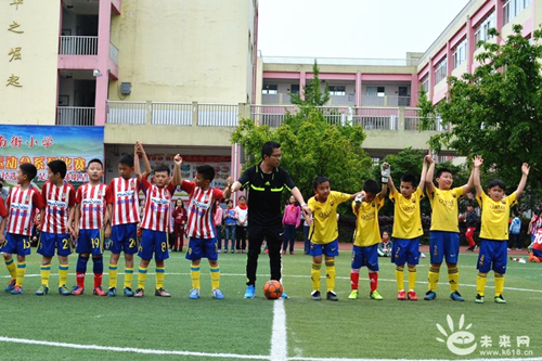 邛崃文昌小学与南街小学足球赛开赛