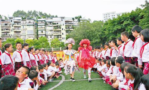 小学校园举办环保时装走秀活动