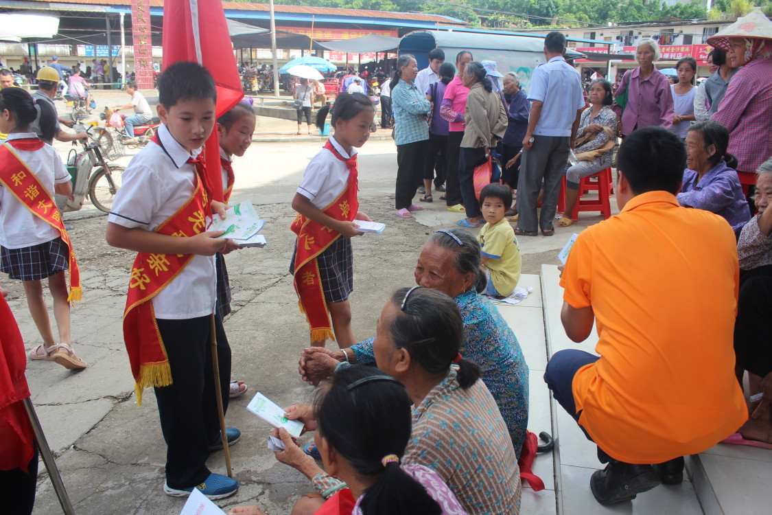 石埠中心小学入户宣传乡村清洁条例