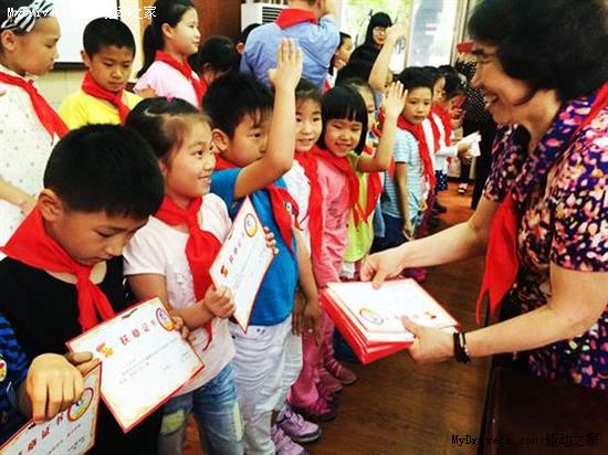 两百名“雏鹰”获勋章 少先队活动也“互联网+”